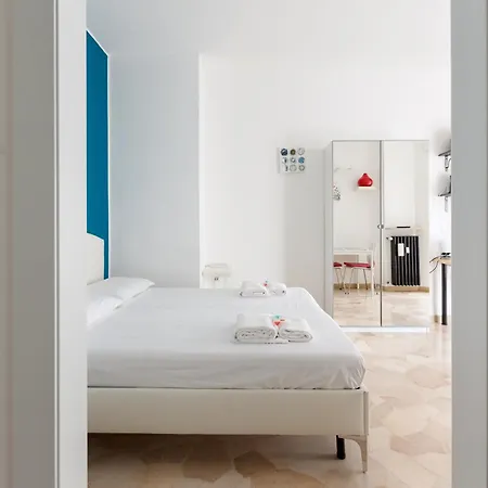 Lorenteggio-piazza Frattini Balcony * Milano