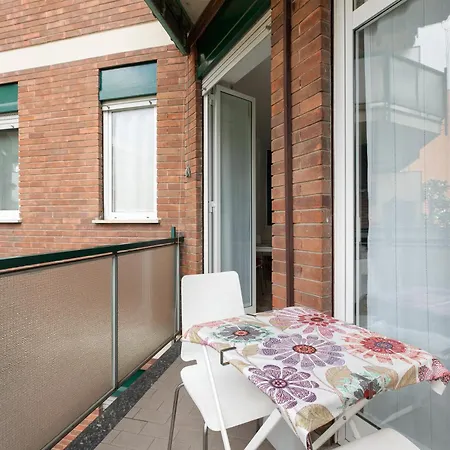 Lorenteggio-piazza Frattini Balcony Milano