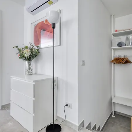 Red Cannas, Cozy In Life District Milão