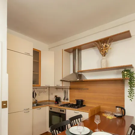 Flower Exclusive - M3 - Isola District Apartment