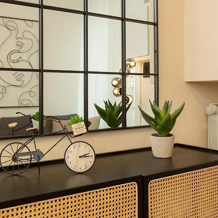 Flower Exclusive - M3 - Isola District Apartment *