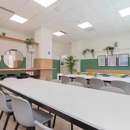 Well-located Campus Near Park Lägenhet