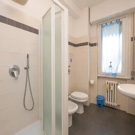 I Host - Forze Armate 83 * Milano