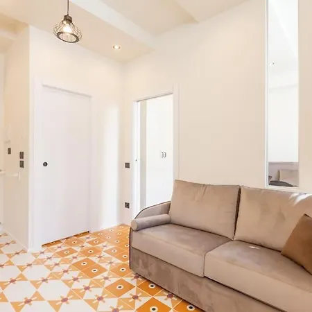 4fo6 Navigli-duomo -yellow Chic - Milaan