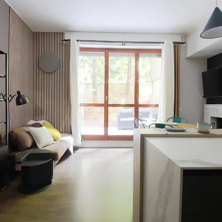 Modern Flat With Private Garden Апартаменты *