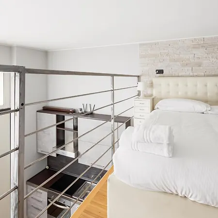 Guesthost - - Gorla M1 Modern Studio!