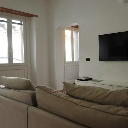 Antico E Moderno Al Centro Del Centro Di Mediolan