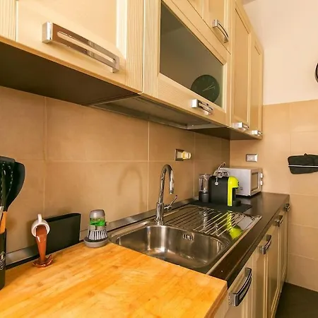 Exclusive & Strategic 2-bedroom Apartment, 50m From M4 Mediolan