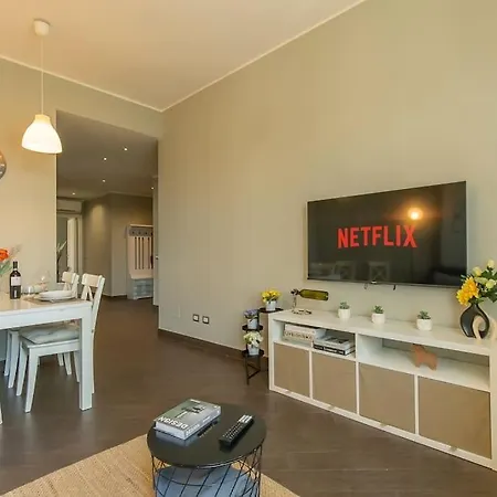 Exclusive & Strategic 2-bedroom Apartment, 50m From M4 Apartamento