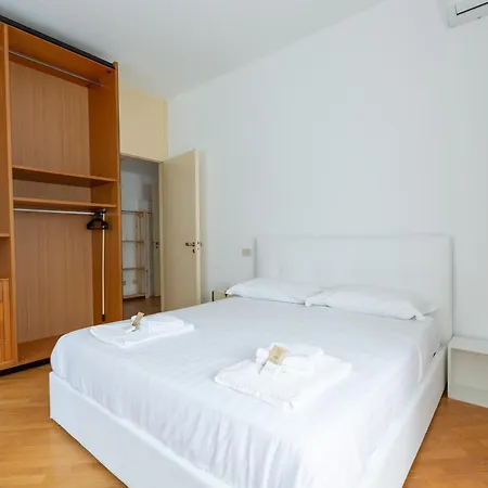 Easytopstay - Lorenteggio Large Flat Apartman
