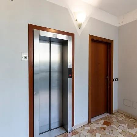 Trendy Corner - Fashion District * מילאנו