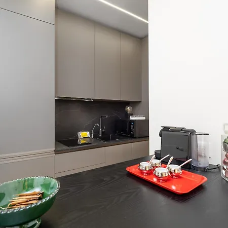 Stylish Flat With Balcony - 15 Min To Duomo *