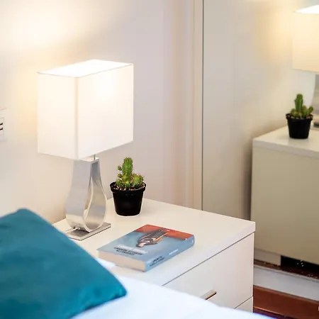 Stylish Flat With Balcony - 15 Min To Duomo *