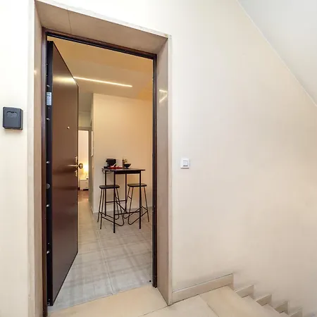 Stylish Flat With Balcony - 15 Min To Duomo