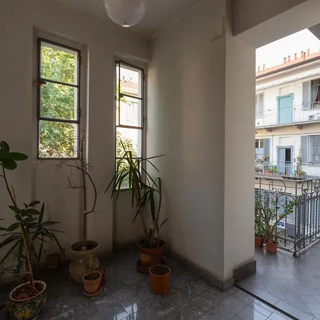 Guesthost - Garibaldi & Isola District Functional Apartment *