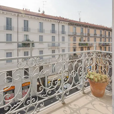 Guesthost - Garibaldi & Isola District Functional *