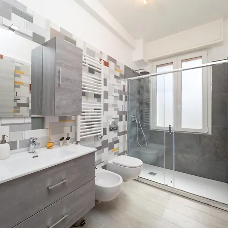 Modern 2br With Private Balcony, Steps To Metro 아파트