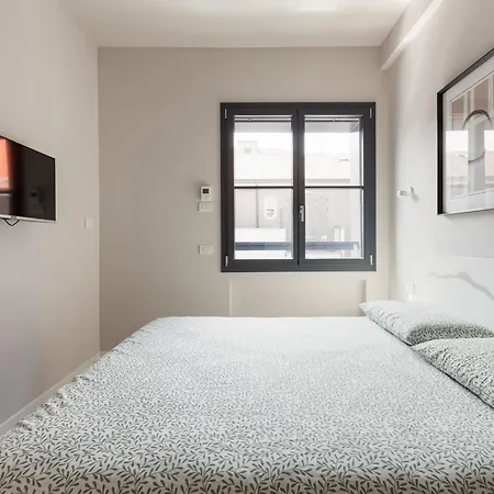 Superior With Veranda And Shared Swimming Pool Appartamento Milano