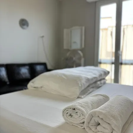 In Garibaldi Station And Self Check In 4 People * Milan