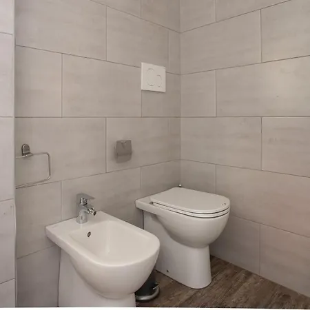The Rent - Beautiful With Balcony In Porta Romana شقة *