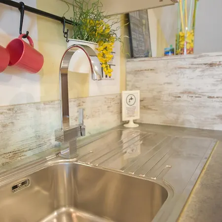 Amazing Attic Max 10 People With Parking & Wifi, Near To 3 Tram Lines And To The Metro - Well Connected To Airports And To The Train Station Милан