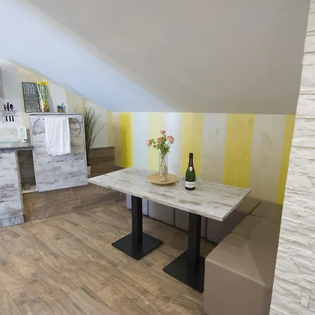 Апартаменты Amazing Attic Max 10 People With Parking & Wifi, Near To 3 Tram Lines And To The Metro - Well Connected To Airports And To The Train Station