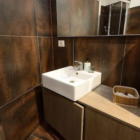 דירה Argento, Bright Flat In The Center, 7 Guests, Parking & Wifi, Near To 3 Tram Lines And The Metro - Well Connected To Airports And To The Train Station *