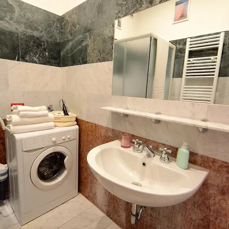 Apartment Bellissimo Mini A Tema Bandiera Italiana, Potente Wi-fi, 3 Linee Metropolitane Dietro Casa, Collegato Direttamente Con Aeroporto Di Malpensa E Rho Fiera *