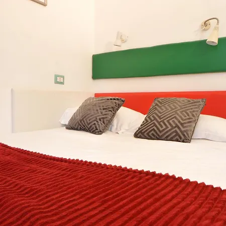 Bellissimo Mini A Tema Bandiera Italiana, Potente Wi-fi, 3 Linee Metropolitane Dietro Casa, Collegato Direttamente Con Aeroporto Di Malpensa E Rho Fiera Milan