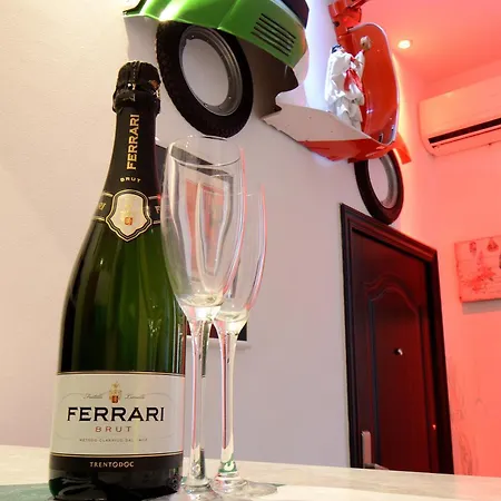 Apartment Bellissimo Mini A Tema Bandiera Italiana, Potente Wi-fi, 3 Linee Metropolitane Dietro Casa, Collegato Direttamente Con Aeroporto Di Malpensa E Rho Fiera