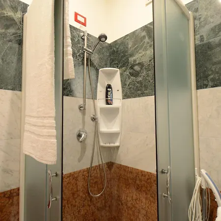 Apartment Bellissimo Mini A Tema Bandiera Italiana, Potente Wi-fi, 3 Linee Metropolitane Dietro Casa, Collegato Direttamente Con Aeroporto Di Malpensa E Rho Fiera