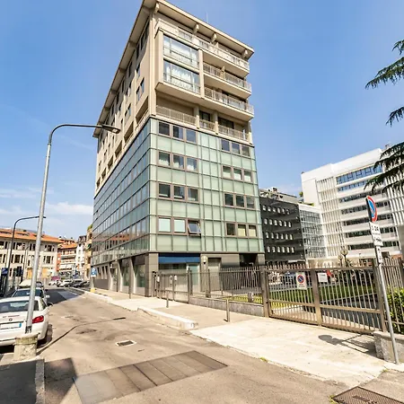 Guesthost - Charming 230m From Isola M5 Lejlighed Milano