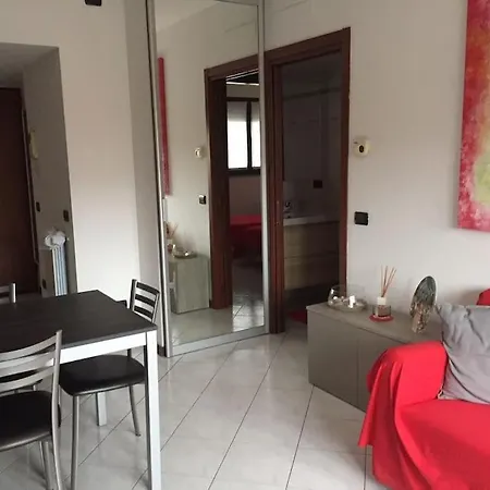 Flat Overlooking The Park מילאנו