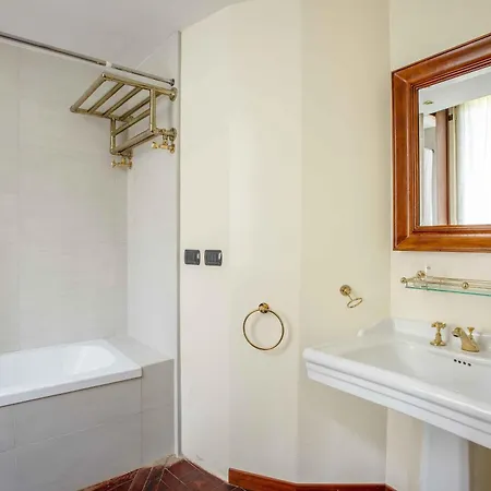 Exclusive 4 Bedrooms Near Duomo Lejlighed