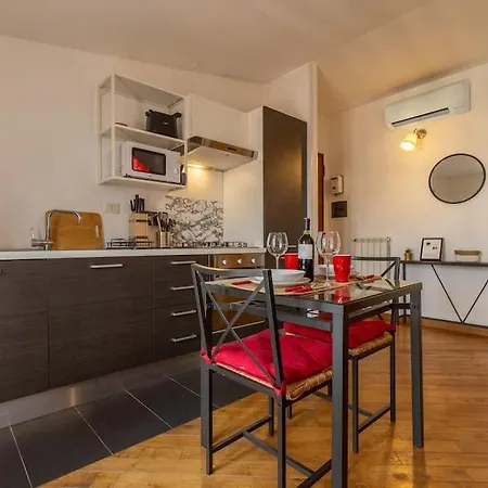 Unique & Strategic Flat, 50m From M4 Station