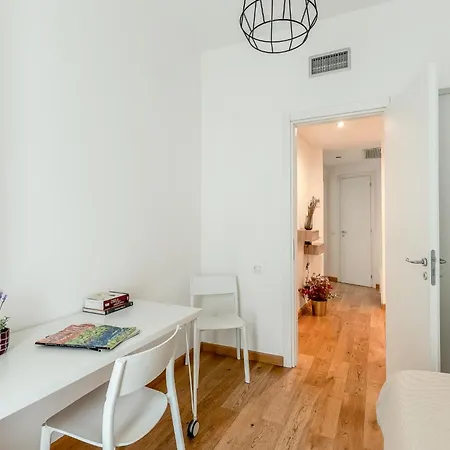 Favola House Isola 아파트 *