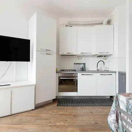 Guesthost - Darsena Navigli - Porta Genova M2 *