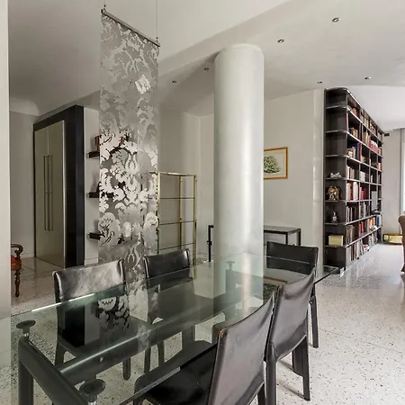 Homycare Stylish With Jacuzzi & Balcony Steps From Duomo 아파트