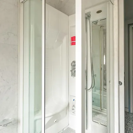 Homycare Stylish With Jacuzzi & Balcony Steps From Duomo 아파트 *