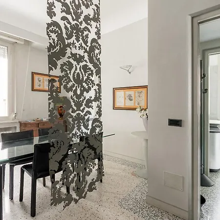 아파트 Homycare Stylish With Jacuzzi & Balcony Steps From Duomo