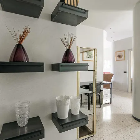 아파트 Homycare Stylish With Jacuzzi & Balcony Steps From Duomo *
