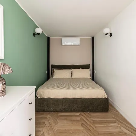 Modigliani Terrace Jacuzzi Golden House