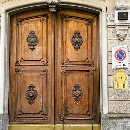 In Historic Building- Porta Venezia 아파트