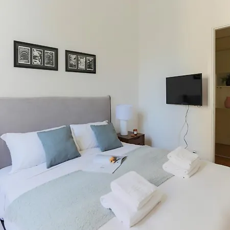 The Rent - Spacious Two-bedroom In Crocetta Appartement