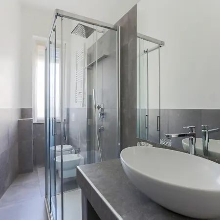 The Rent - Spacious Two-bedroom In Crocetta Appartement