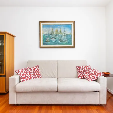 Modern With Balcony And Park View Apartment *