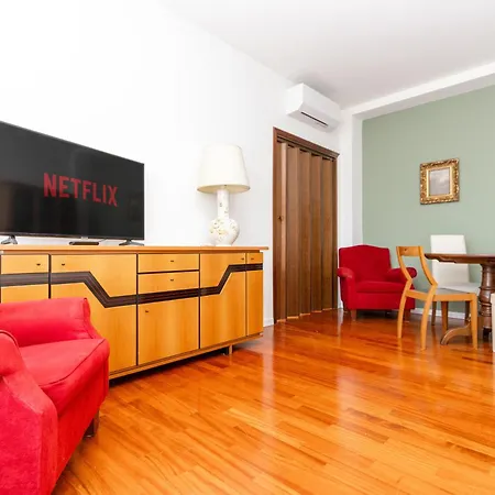 Modern With Balcony And Park View Milan