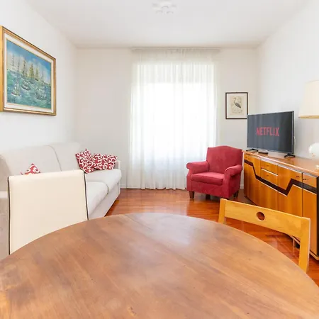 Modern With Balcony And Park View Apartment Milan