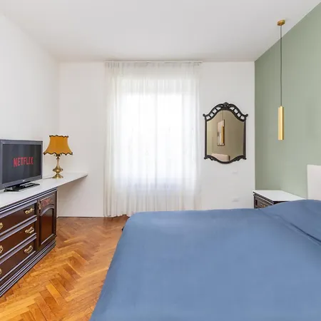 Modern With Balcony And Park View Apartment *