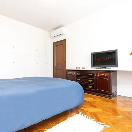 Modern With Balcony And Park View *